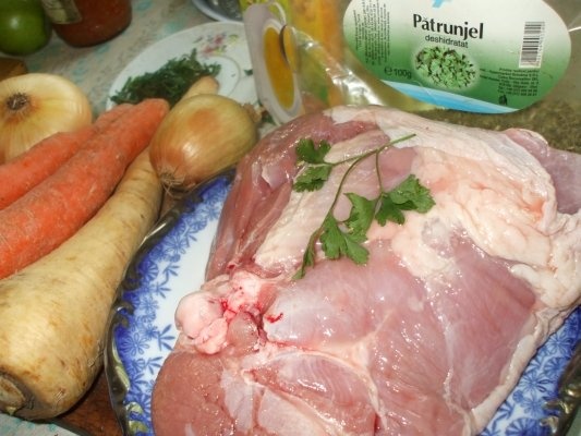 Pulpa de curcan in suc propriu cu piure de cartofi