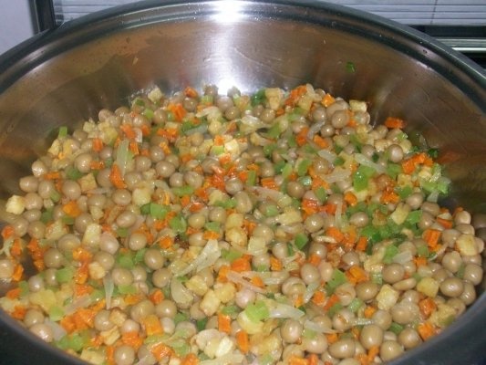 Sambusek(placinte prajite;specific arab)