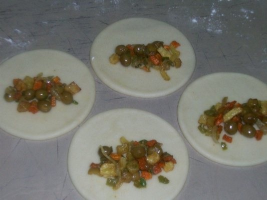 Sambusek(placinte prajite;specific arab)