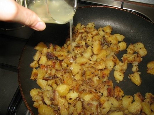 Cartofi prajiti cu usturoi