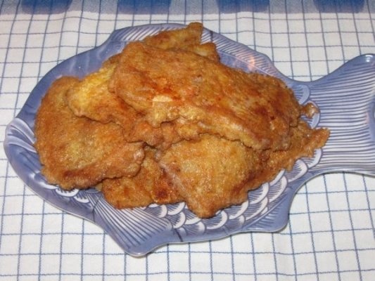 File de pangasius pane, cu sos de smantana si cartofi natur