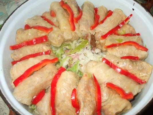 Sarmalute cu varza acra si coasta afumata (scarita)