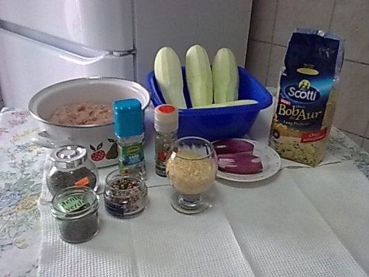 Dovlecei si ardei rosii umpluti