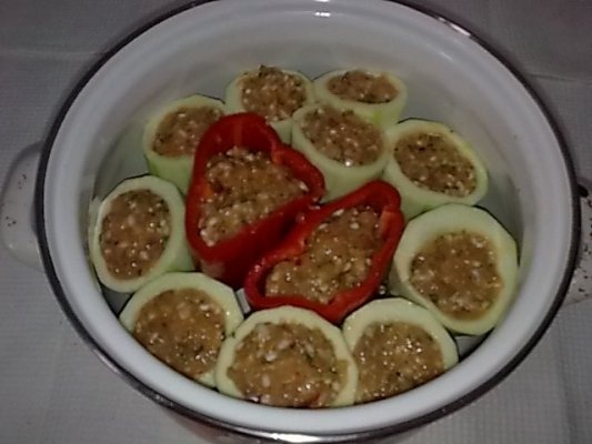 Dovlecei si ardei rosii umpluti