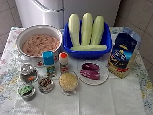 Dovlecei si ardei rosii umpluti