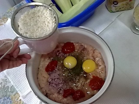 Dovlecei si ardei rosii umpluti