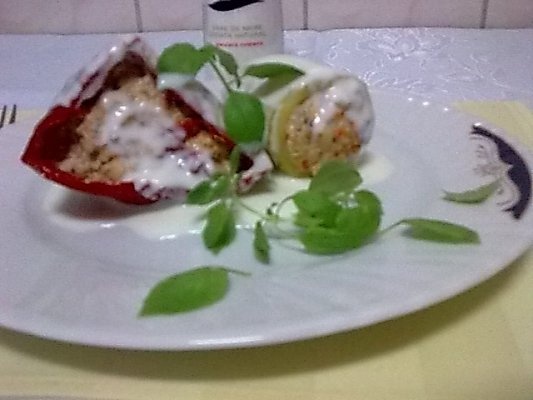 Dovlecei si ardei rosii umpluti