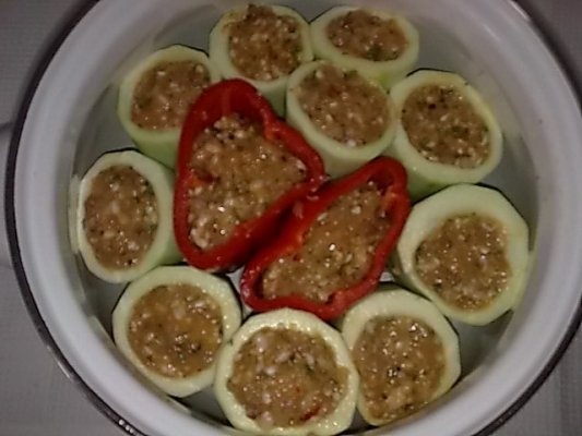 Dovlecei si ardei rosii umpluti