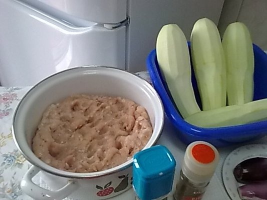 Dovlecei si ardei rosii umpluti