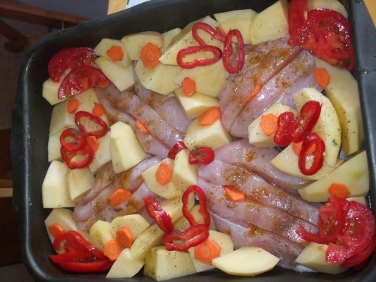 PIEPT DE PUI CU CARTOFI LA CUPTOR