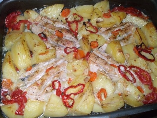 PIEPT DE PUI CU CARTOFI LA CUPTOR