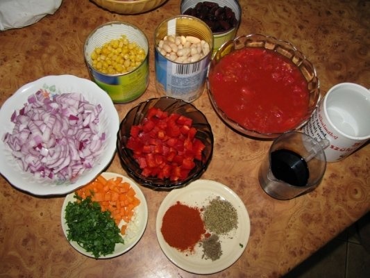 Chili cu fasole colorata, rosii si porumb