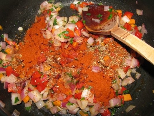 Chili cu fasole colorata, rosii si porumb