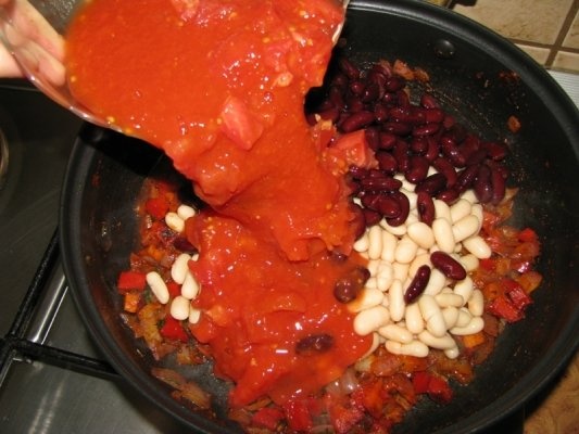 Chili cu fasole colorata, rosii si porumb