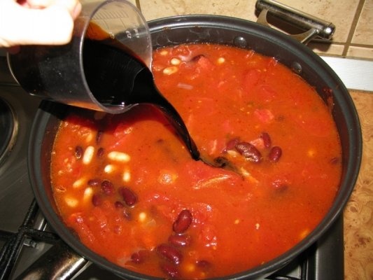 Chili cu fasole colorata, rosii si porumb