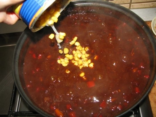 Chili cu fasole colorata, rosii si porumb