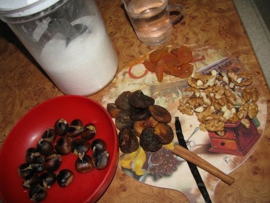 Salata calda de fructe uscate si castane