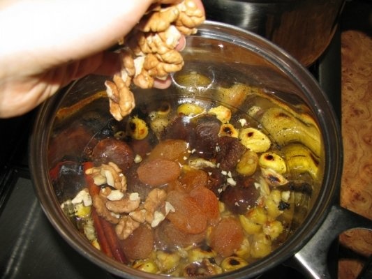 Salata calda de fructe uscate si castane