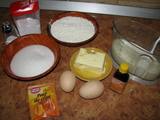 Chec cu smantana, nuci si scortisoara