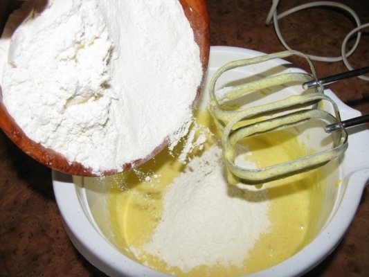 Chec cu smantana, nuci si scortisoara