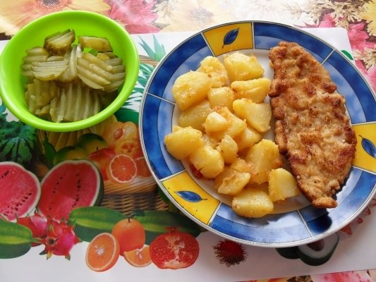 CARTOFI CU BOIA SI SNITEL DE PUI