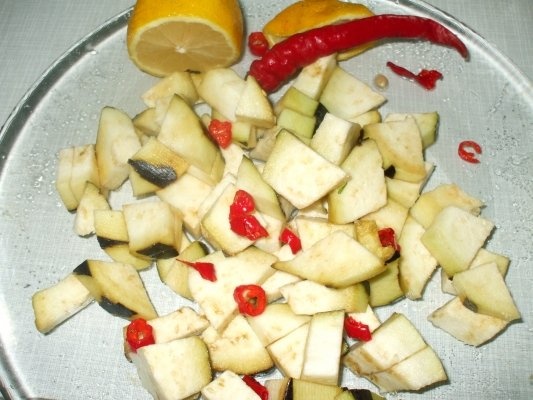 Piept de pui picant cu vinete