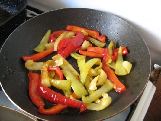 Pui la tigaie cu ardei  si cartofi la cuptor