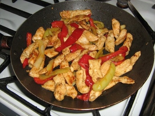 Pui la tigaie cu ardei  si cartofi la cuptor