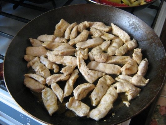 Pui la tigaie cu ardei  si cartofi la cuptor