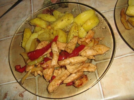 Pui la tigaie cu ardei  si cartofi la cuptor