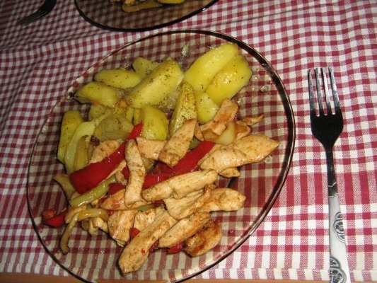 Pui la tigaie cu ardei  si cartofi la cuptor