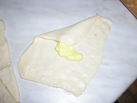 Pateuri cu branza (aluat facut in casa)