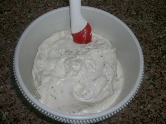 Chec din albusuri cu glazura de caramel