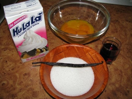 Crema de vanilie cu ciocolata si banane caramelizate