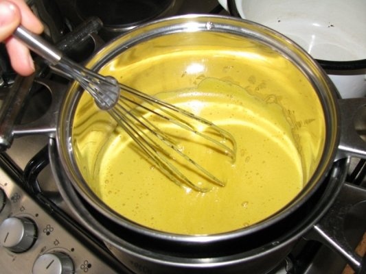 Crema de vanilie cu ciocolata si banane caramelizate