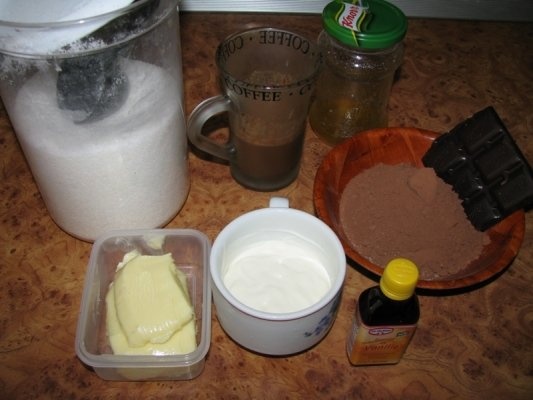 Crema de vanilie cu ciocolata si banane caramelizate