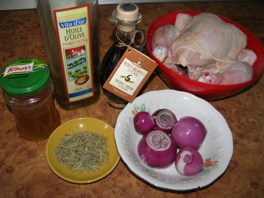 Pui la cuptor cu rozmarin, otet balsamic si ceapa rosie