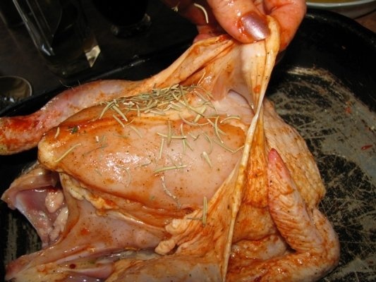 Pui la cuptor cu rozmarin, otet balsamic si ceapa rosie