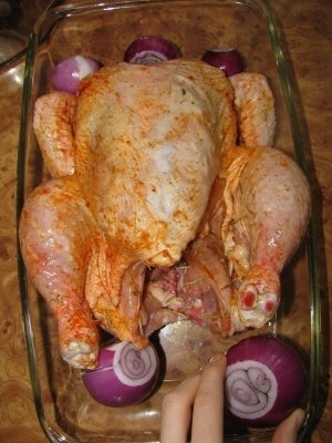 Pui la cuptor cu rozmarin, otet balsamic si ceapa rosie