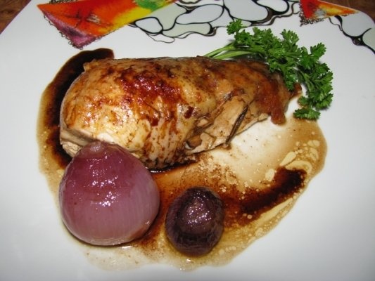 Pui la cuptor cu rozmarin, otet balsamic si ceapa rosie