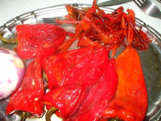 Salata de vinete cu ardei rosu si ceapa rosie