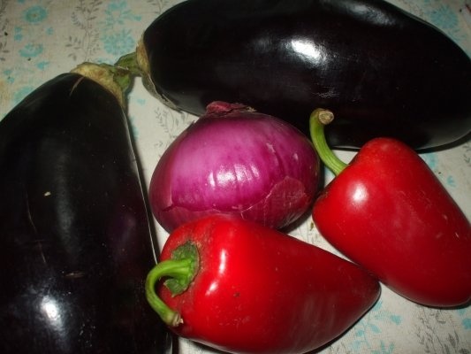 Salata de vinete cu ardei rosu si ceapa rosie