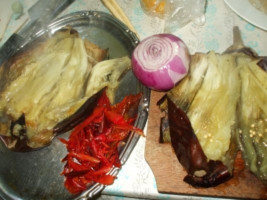 Salata de vinete cu ardei rosu si ceapa rosie