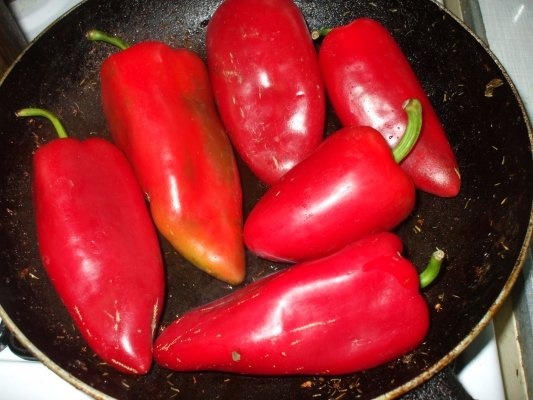 Salata de vinete cu ardei rosu si ceapa rosie