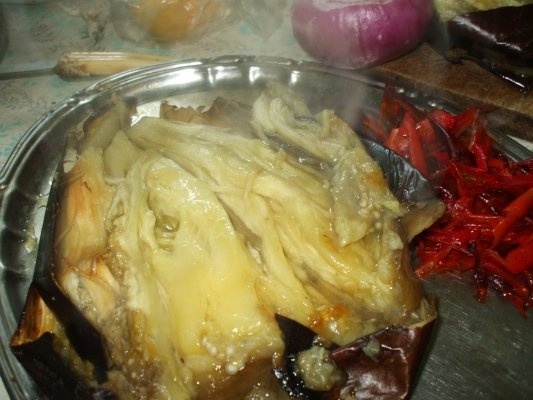 Salata de vinete cu ardei rosu si ceapa rosie