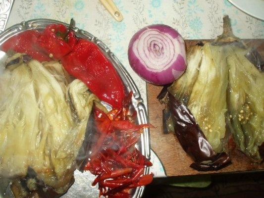 Salata de vinete cu ardei rosu si ceapa rosie