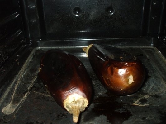 Salata de vinete cu ardei rosu si ceapa rosie