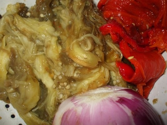 Salata de vinete cu ardei rosu si ceapa rosie