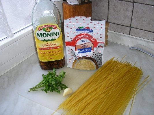 Spaghete cu usturoi, ulei si ardei iute