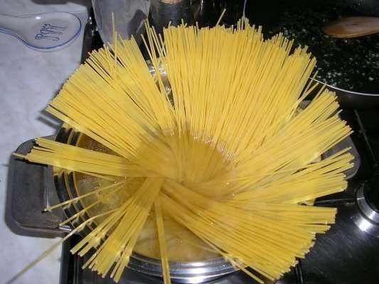 Spaghete cu usturoi, ulei si ardei iute